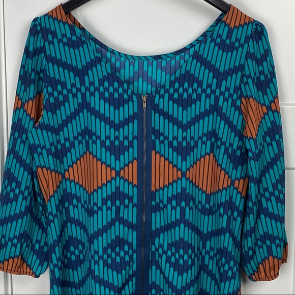 Buttons geometric medium exposed back zip dress - Picture 4 of 8